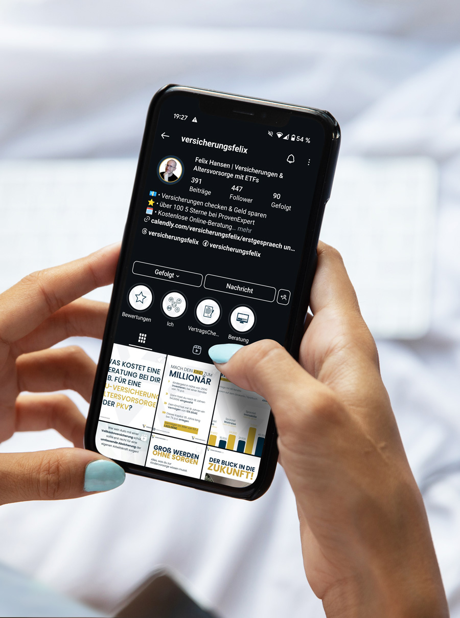 Smartphone zeigt das geöffnete Instagram-Profil von versicherungsfelix mit Beiträgen zur Altersvorsorge und Beratung.